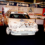 Automóvil de rally en el stand de Aniceto Gómez
