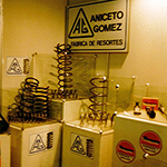 Exhibición de resortes y cajas de Aniceto Gómez
