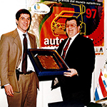 Entrega de una distinción a representantes de AG