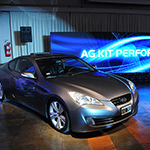 Automóvil con suspensión deportiva junto a publicidad de AG Kit